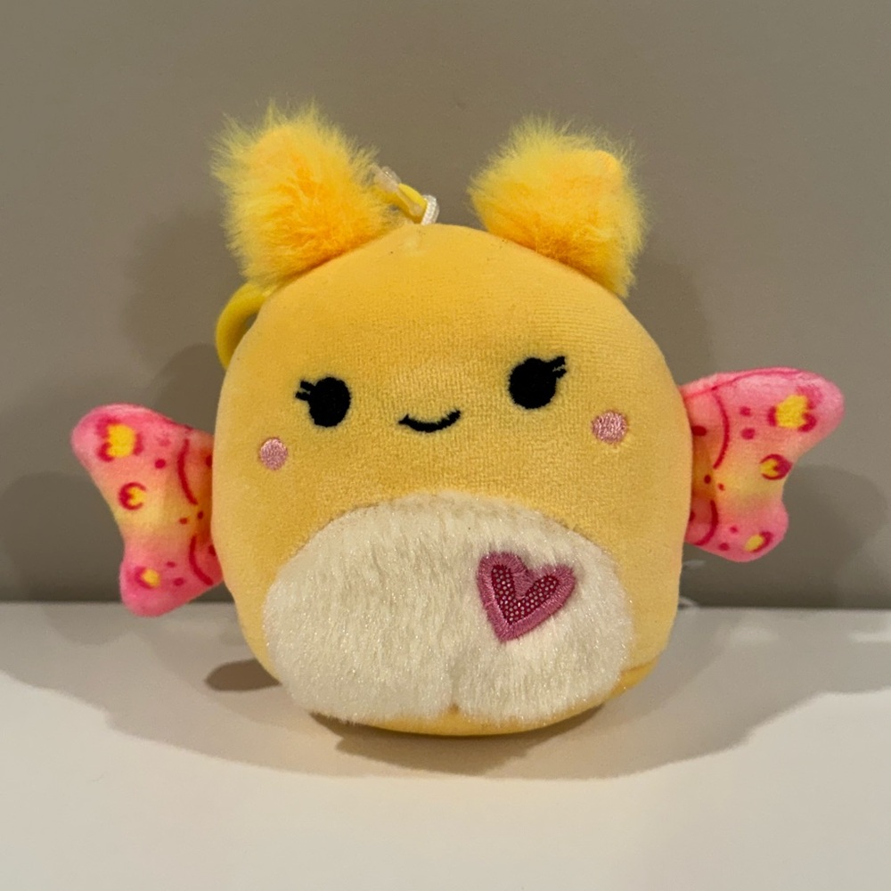 Squishmallow Miry the Moth clip with hearts on belly Valentine’s Day tags NWT
